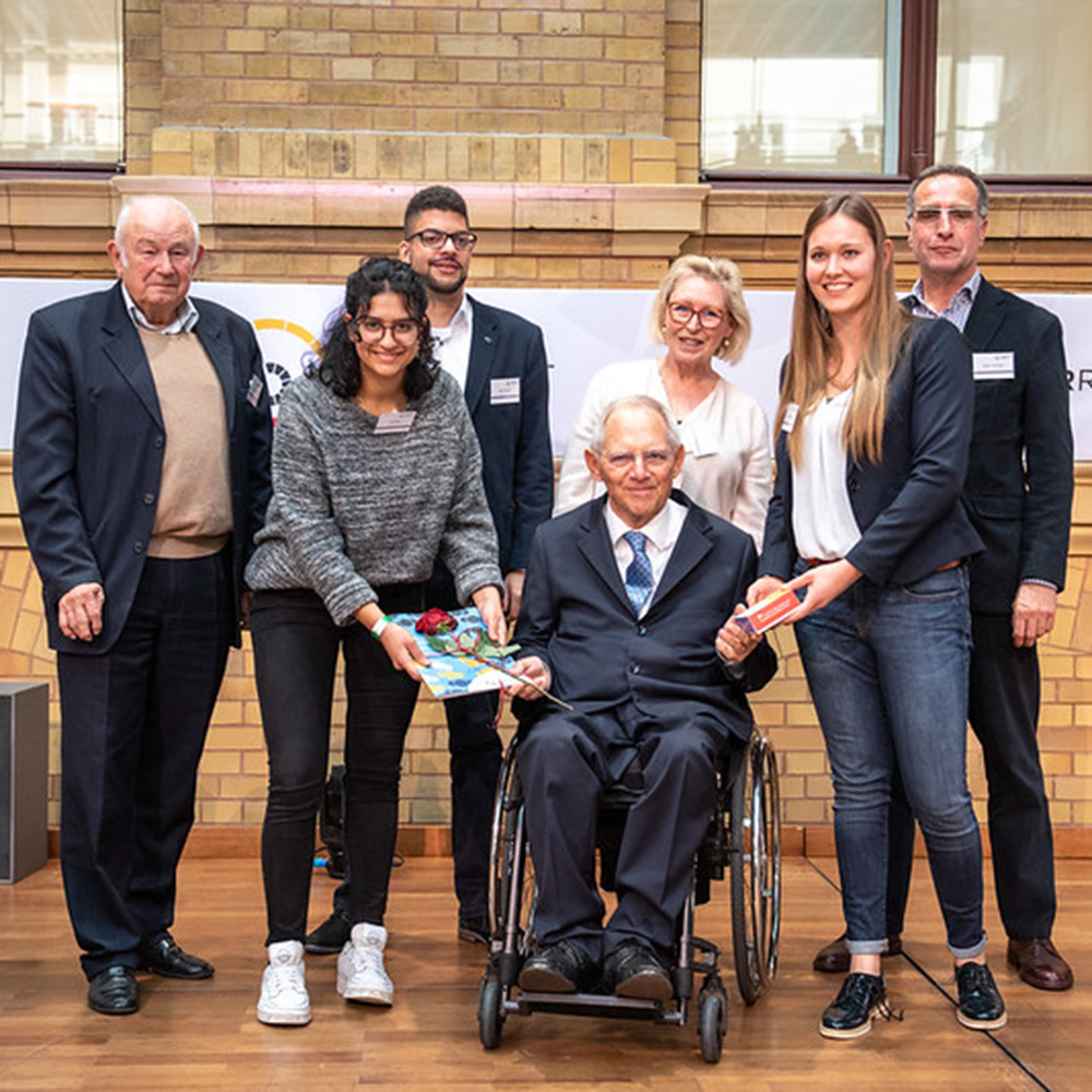 Fünf Vertreterinnen und Vertreter des Bürgerrats, in Begleitung vom Vorsitzenden Günther Beckstein, übergeben das Bürgergutachten an Bundestagspräsident Wolfgang Schäuble.