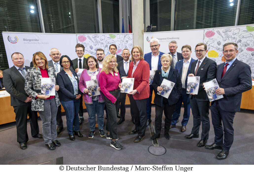 Bürgerrat „Ernährung im Wandel“ überreicht dem Deutschen Bundestag sein Bürgergutachten. 